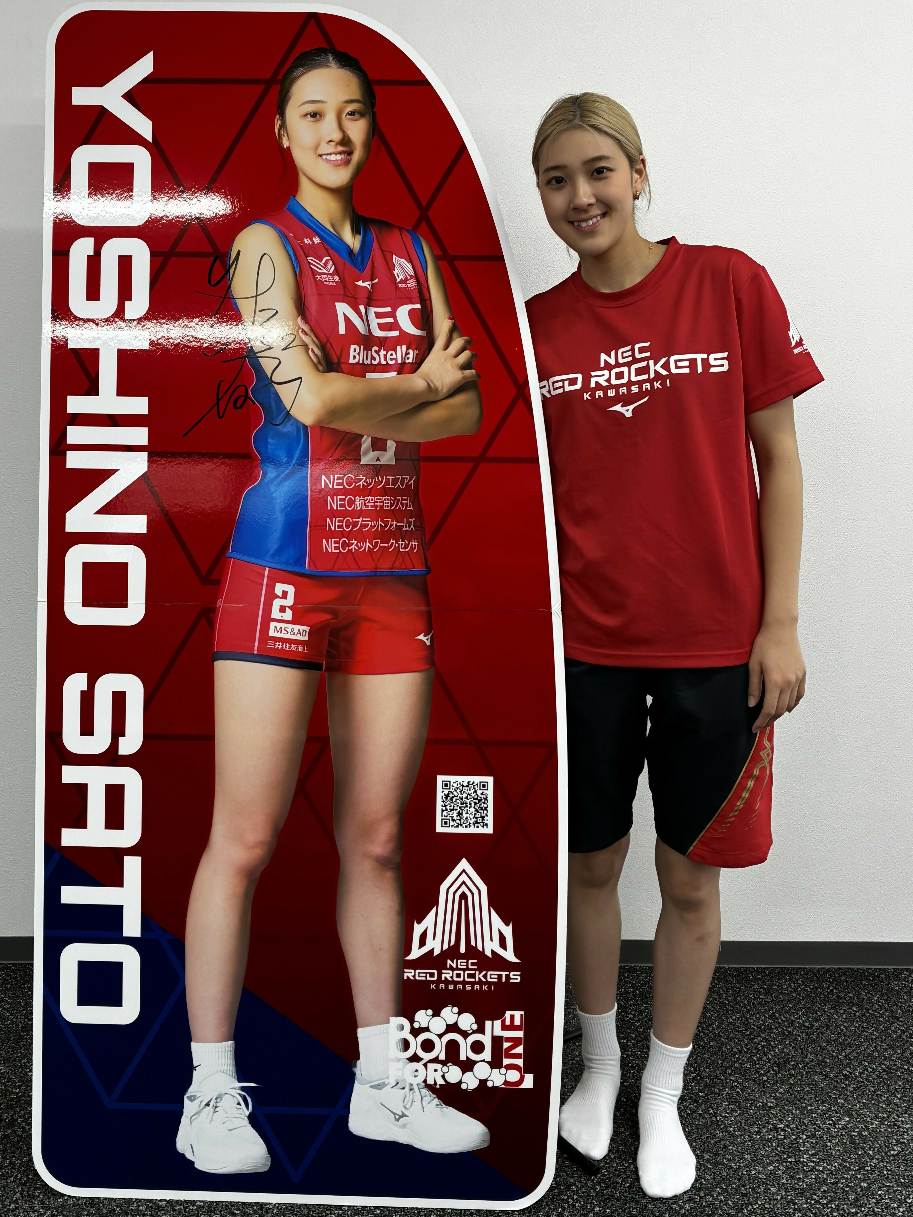 NECレッドロケッツ　佐藤淑乃　ユニフォームLサイズ　直筆サイン 佐藤淑乃選手]2025-26シーズン等身大パネル(直筆サイン入り)(チェキ付