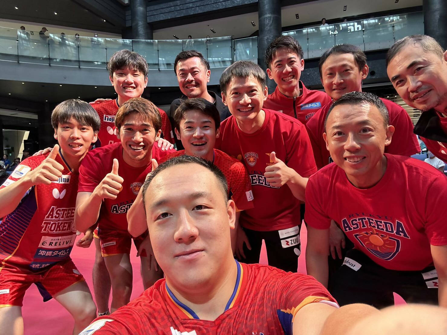 選手全員分の直筆サイン入りタオル