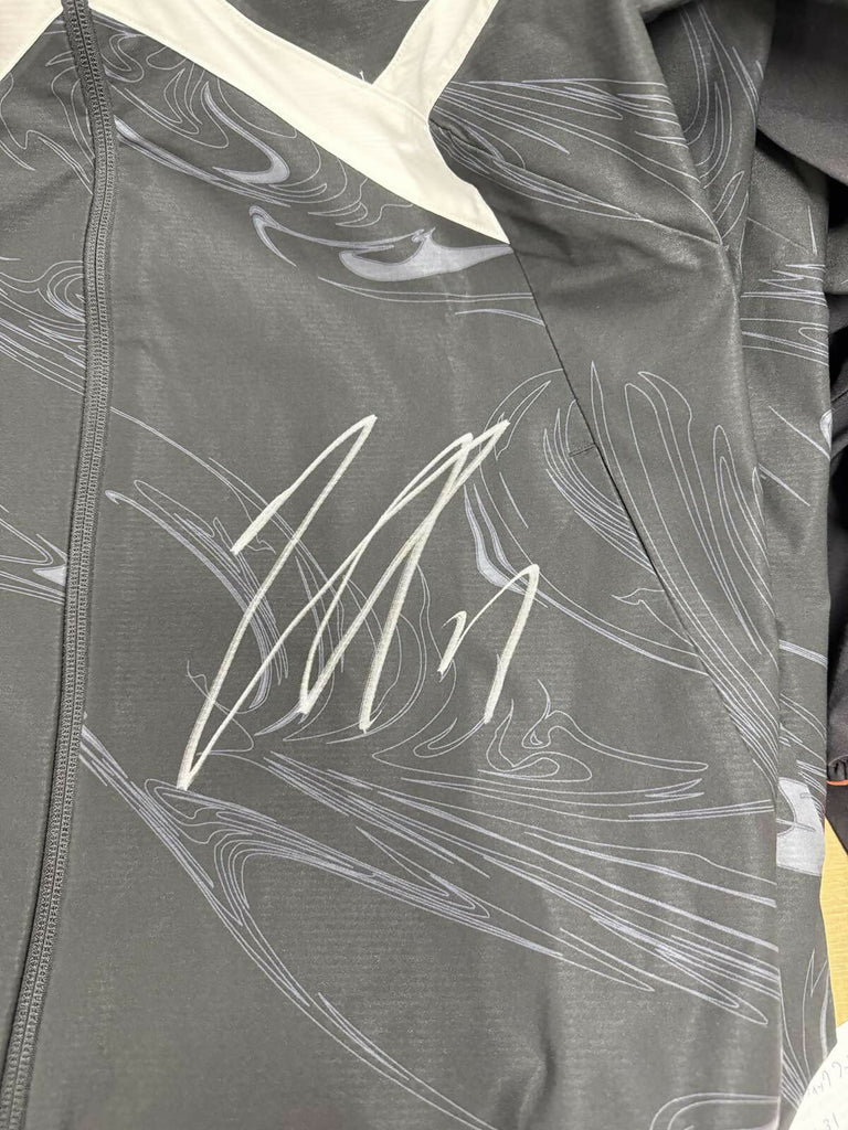 [#7井手口選手]2023ピッチ入場時着用　ストレッチクロスグラフィックフーディージャケット(直筆サイン入り・実使用)