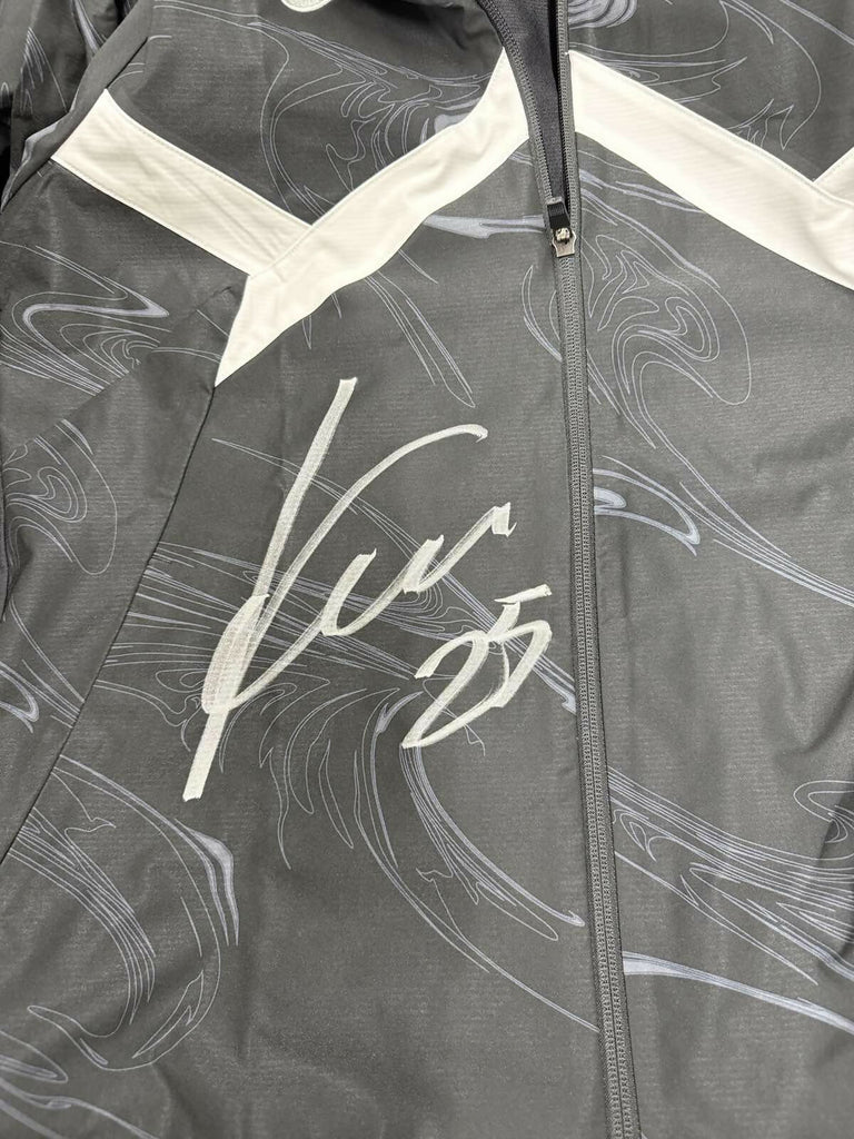 [#25鍬先選手]2023ピッチ入場時着用　ストレッチクロスグラフィックフーディージャケット(直筆サイン入り・実使用)