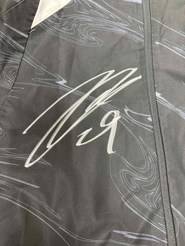 [#29小松選手]2023ピッチ入場時着用　ストレッチクロスグラフィックフーディージャケット(直筆サイン入り・実使用)